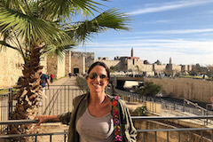 Caminando hacia la Puerta de Jaffa en la Muralla de Jerusalén para entrar a la Ciudad Antigüa.
