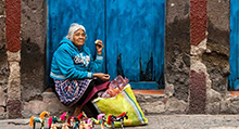 Vendedora de artesanía en las calles de San Miguel