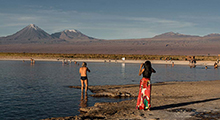 Turistsa en la Laguna Cejar y Laguna Piedra