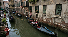 Paseo Por Los Canales De Venecia